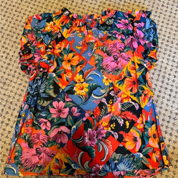 Floral short sleeve blouse size medium 🌺🌹💐 - Picture 2 of 2